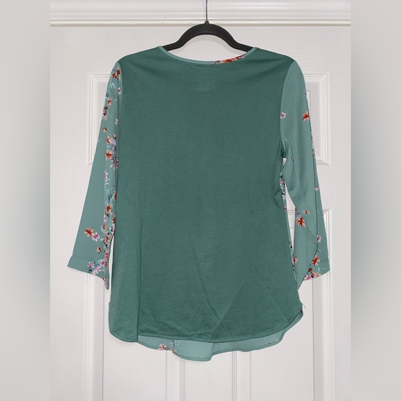 Van Heusen Green Floral Top Blouse, Size XS. - Picture 2 of 3